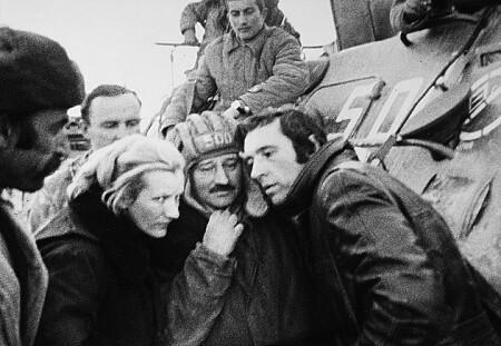 Писатель Проханов и режиссер-документалист Свешникова в Афганистане
