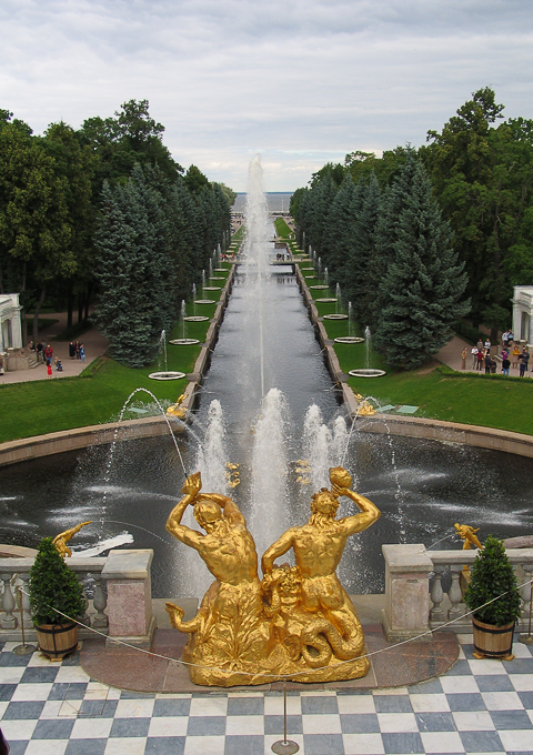 Петродворец: ось симметрии.