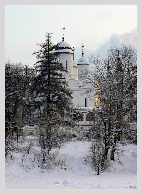 Церковь на пригорке.