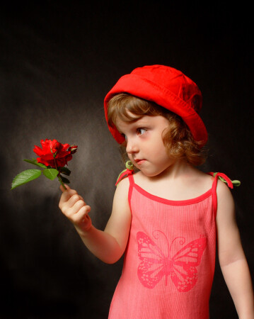 и цветочек аленький, и шапочка красненькая