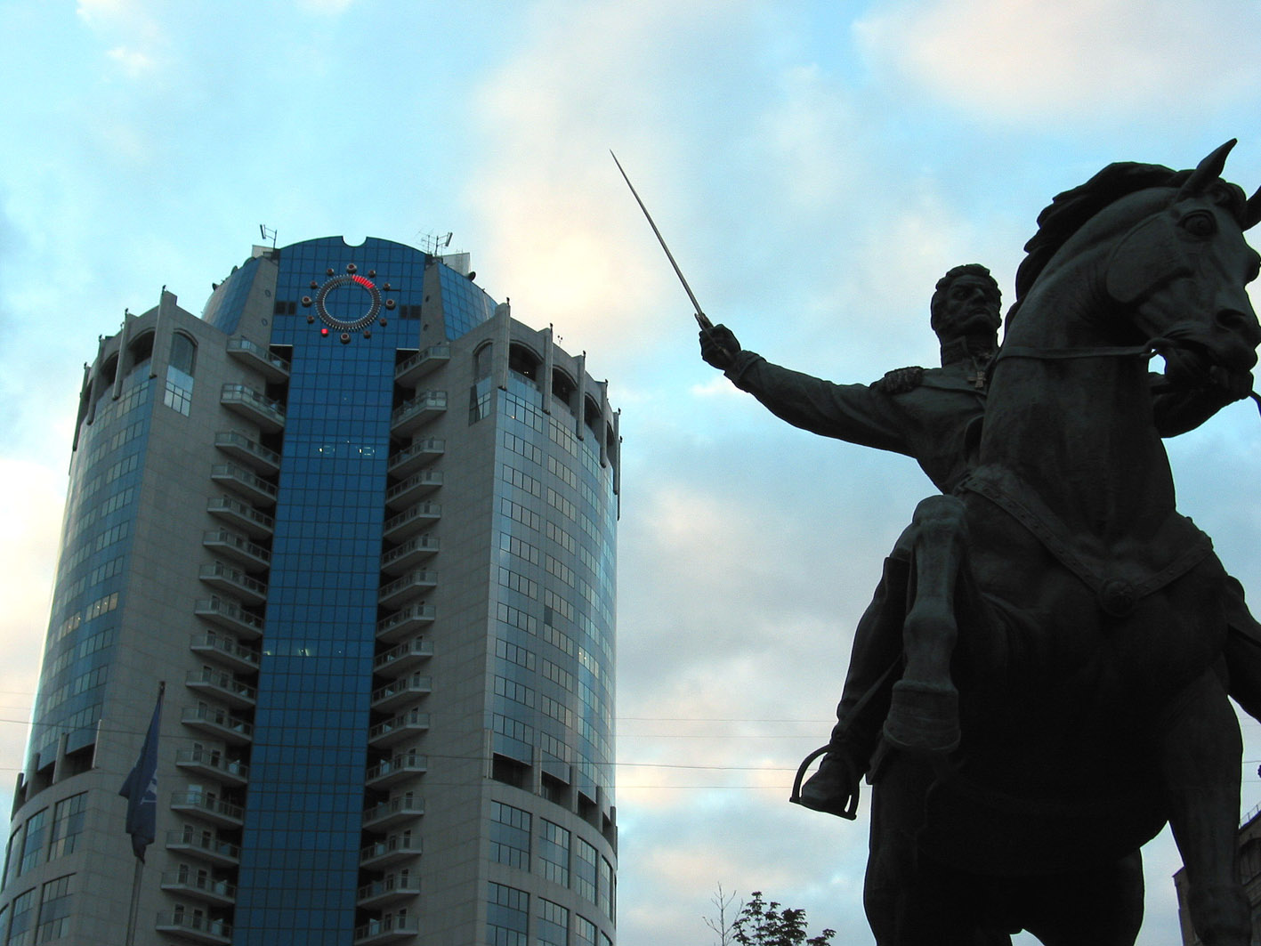 Стекло, Бетон, Бронза.