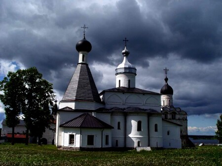 Храм перед грозой