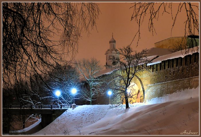 Вход в новгородский кремль ночью.