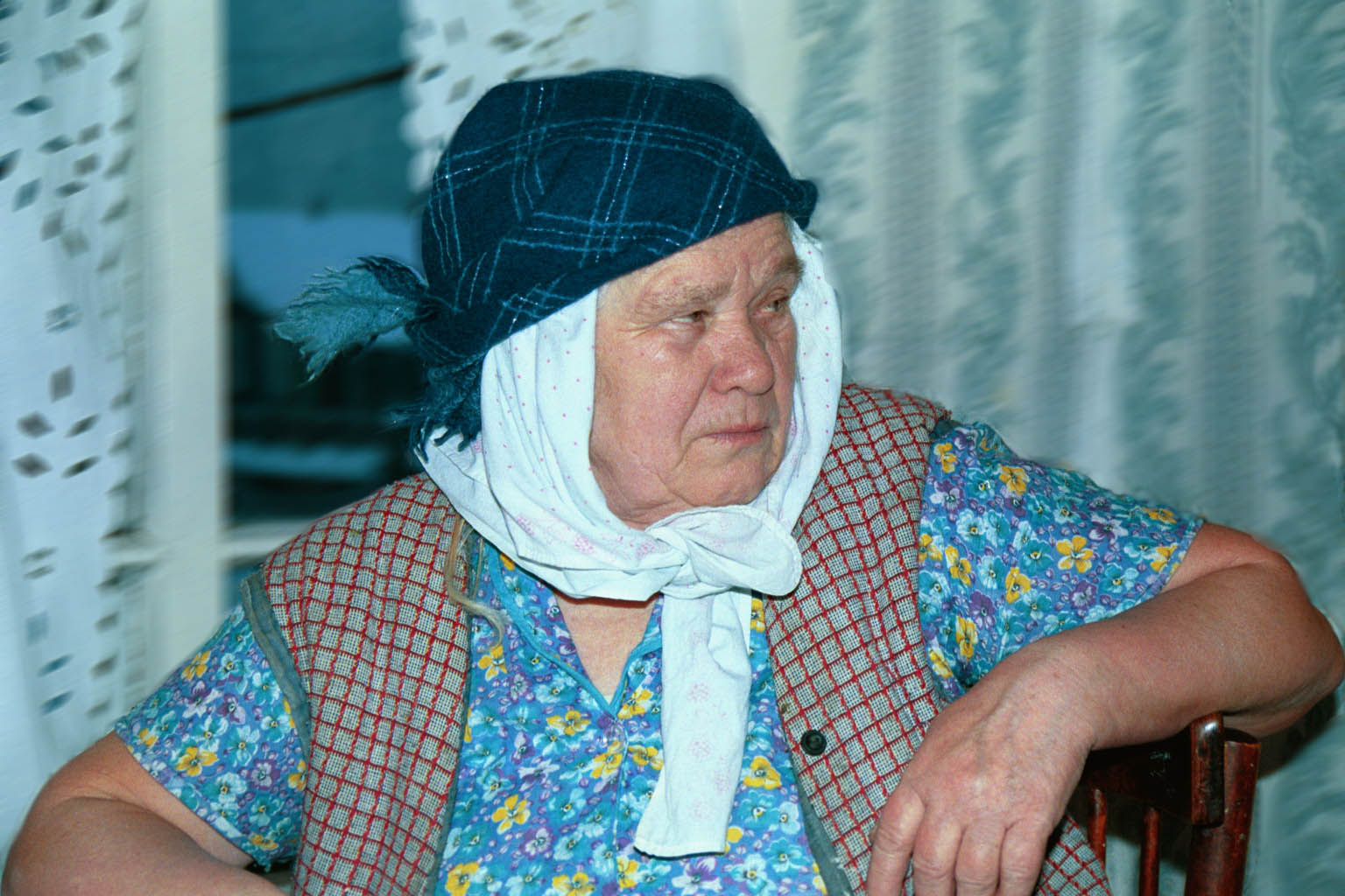 И я не имею претензий Ни к веку, ни к тем, кто вокруг.