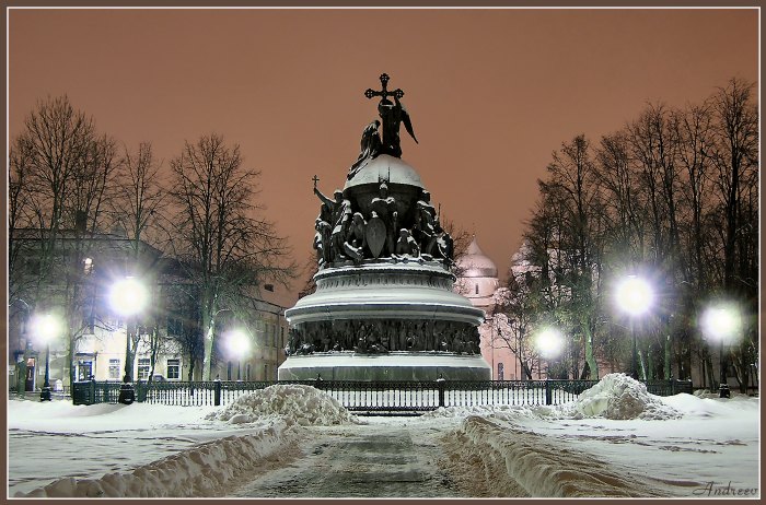 Памятник 1000-летия России ночью.
