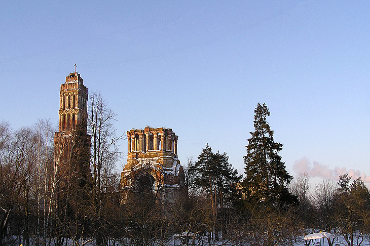 У старых развалин