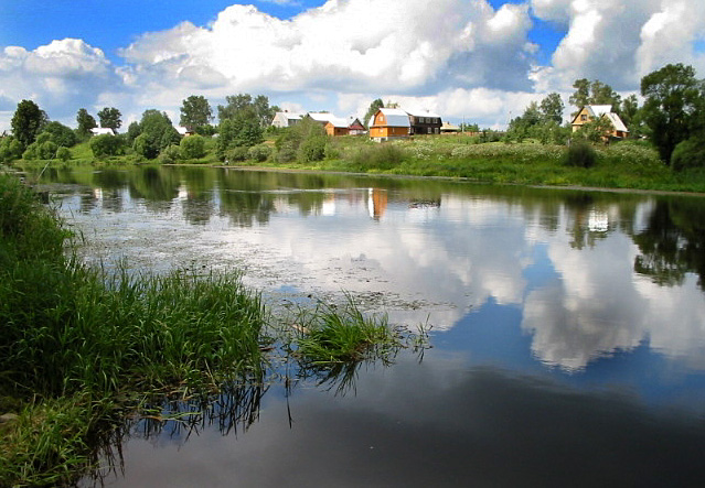 В реку смотрятся облака...