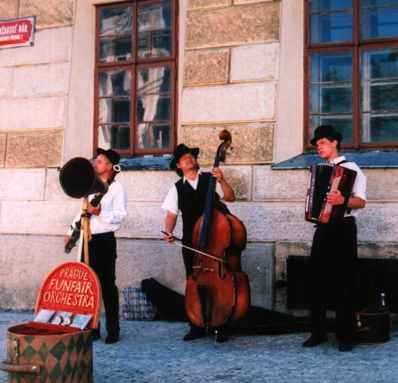 Прага. Музыканты.