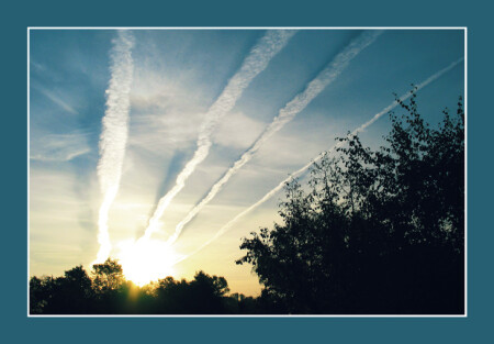 Рассвет и спутный след.