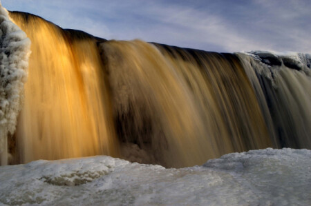 Водопад на закате