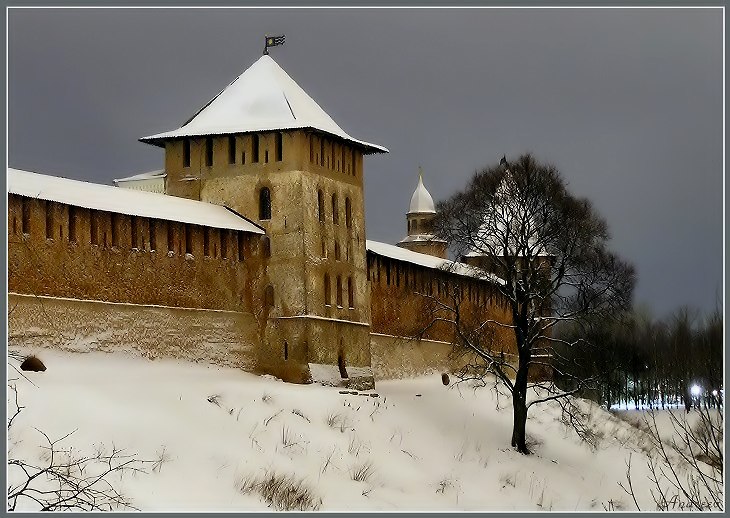 Стена новгородского кремля ночью.