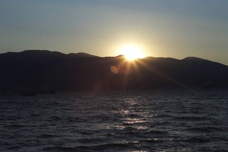 Восход солнца из-за кавказкого хребта.