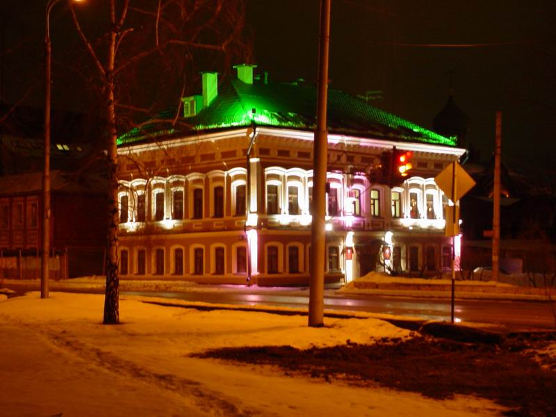 Домик с зеленой крышей