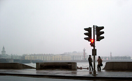 Столбы, люди, туман.