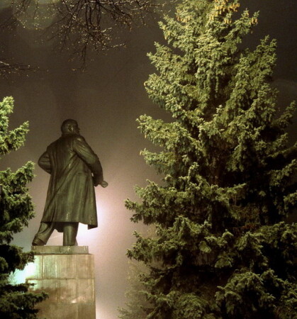 И Ленин такой молодой...