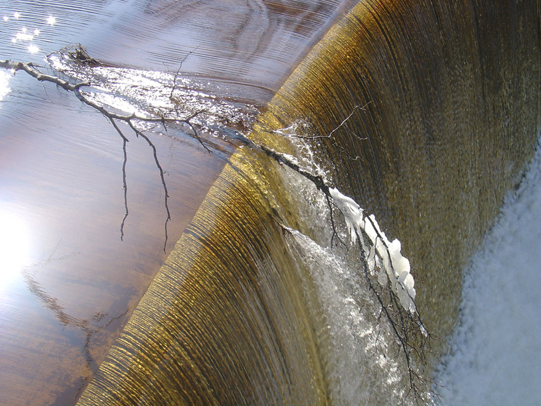 На краю водопада