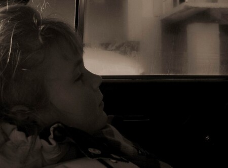 Портрет девочки, которая не любит фотографироваться и смотреть в окно.