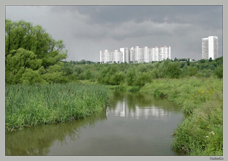 Река в большом городе