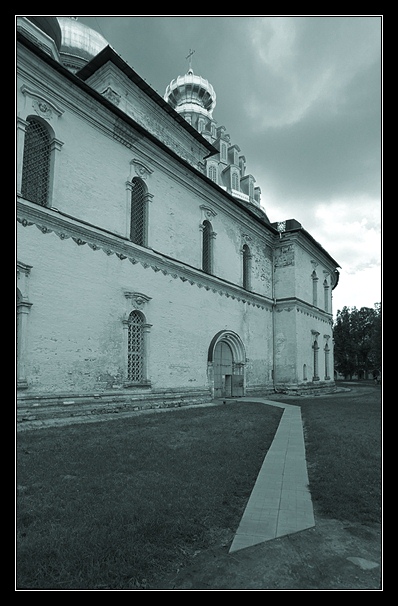 Открытая дверь