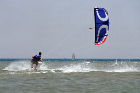 kitsurfing