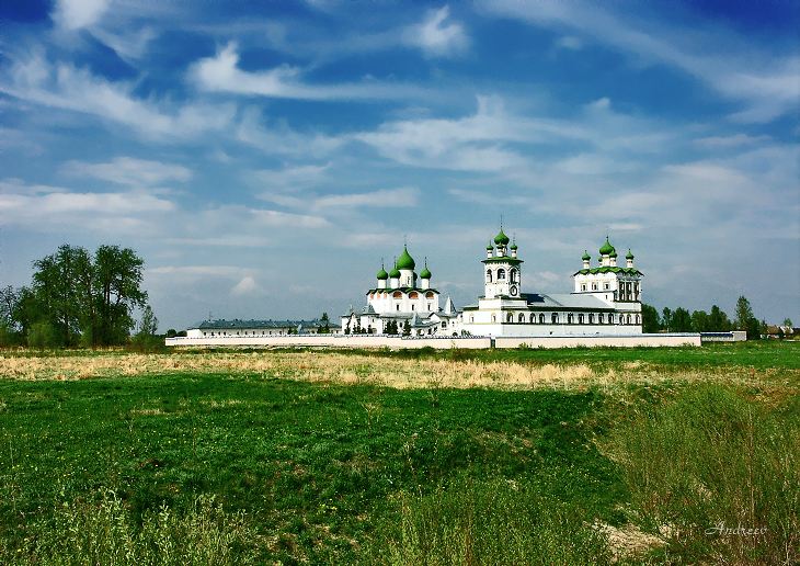 Майский вид на Вяжищьский монастырь.
