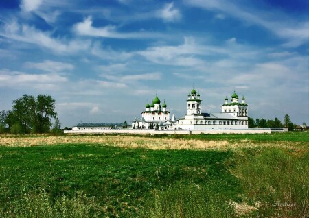 Майский вид на Вяжищьский монастырь.