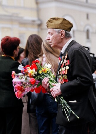 Одинокий на празднике...
