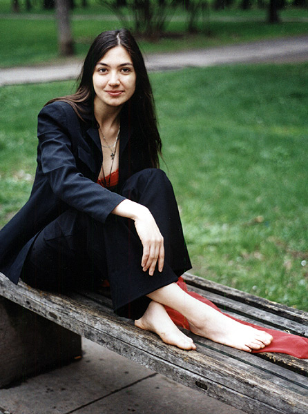 Лена на скамейке