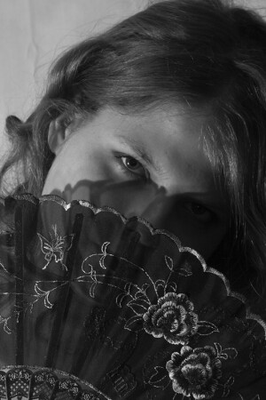 Она с веером