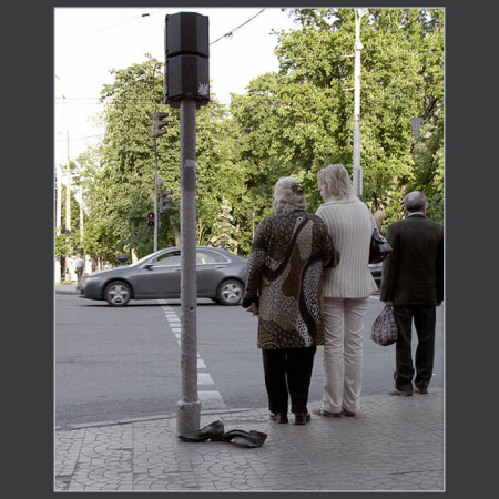 Переходите улицу только на....