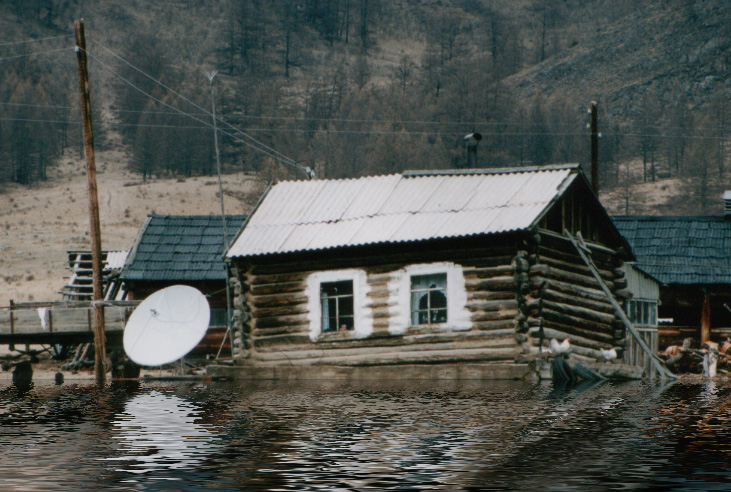 Сидим на чердаке, телевизор смотрим.
