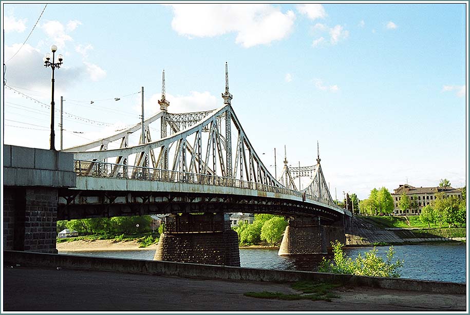 Меж крутых берегов