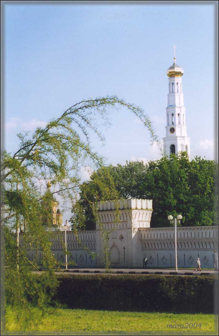 а за стеной монастырь