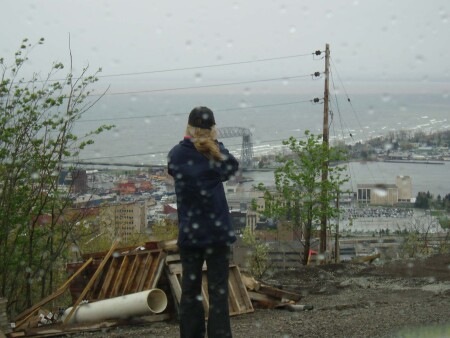 А за стеклом опять дожди.