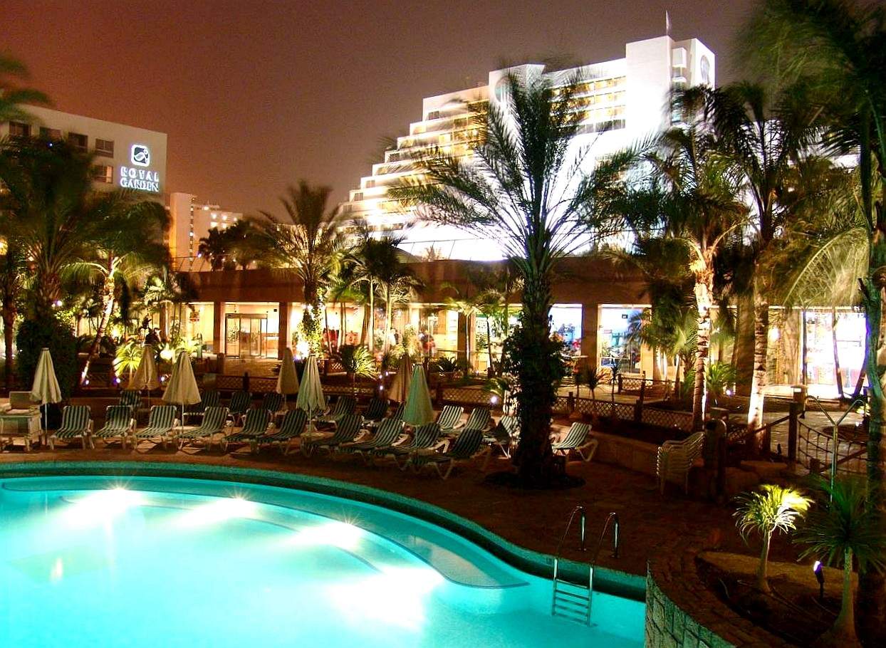 Eilat. И в баcсейне зажигаются огни