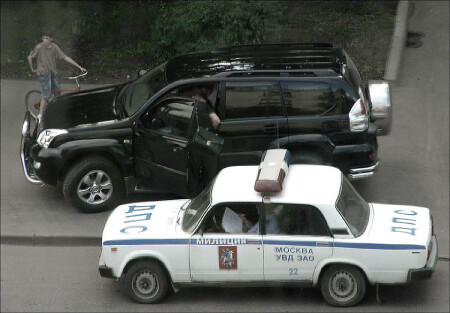 он ездил по лужам