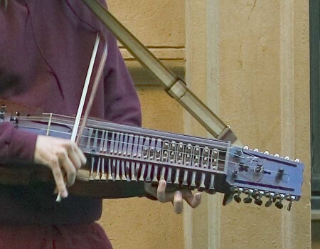 Страная клавишная скрыпка