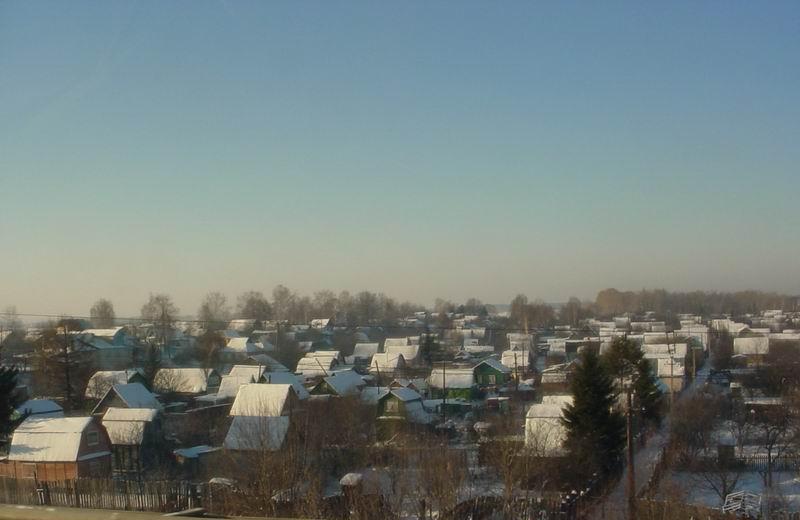Заснеженные крыши дачных домиков