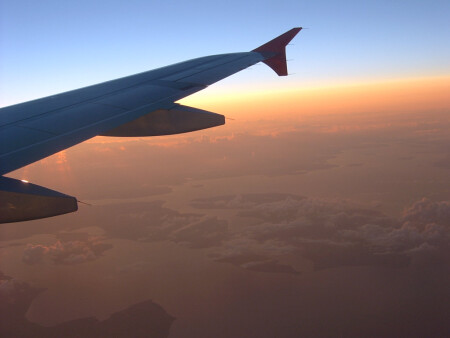 под крылом самолёта о чём-то поёт....