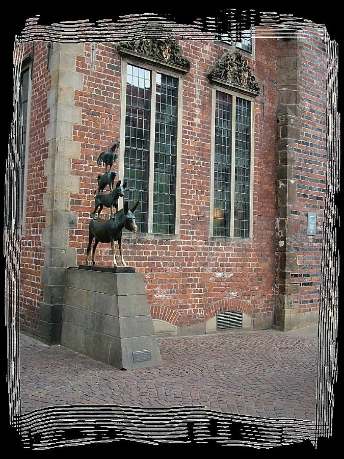 Am Denkmal der beruehmtem Stadtmusiker