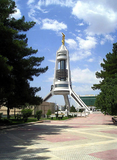 Арка Нейтралитета- архитектурный символ Ашхабада.