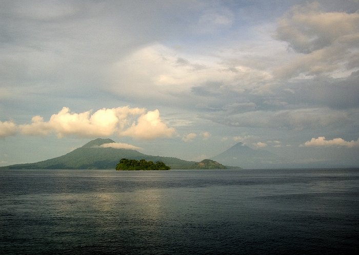 Вулканы, море, облака.