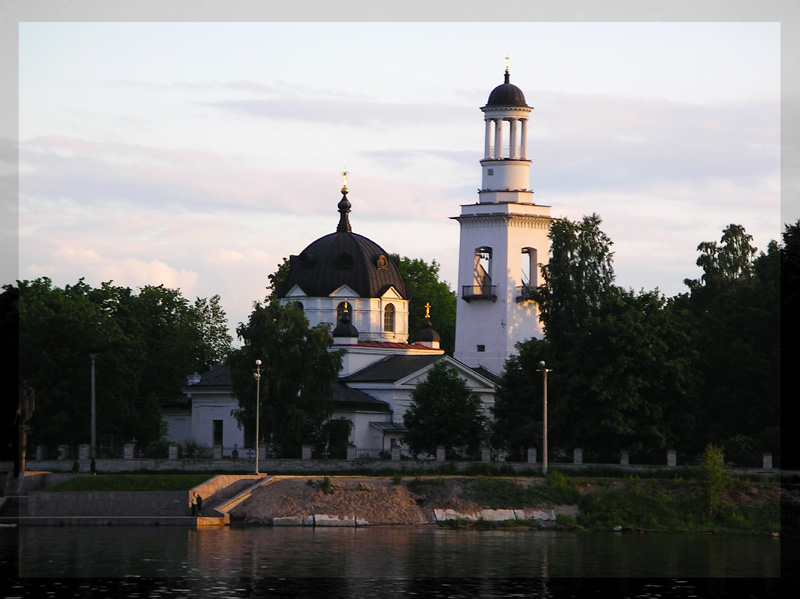 Храм у воды