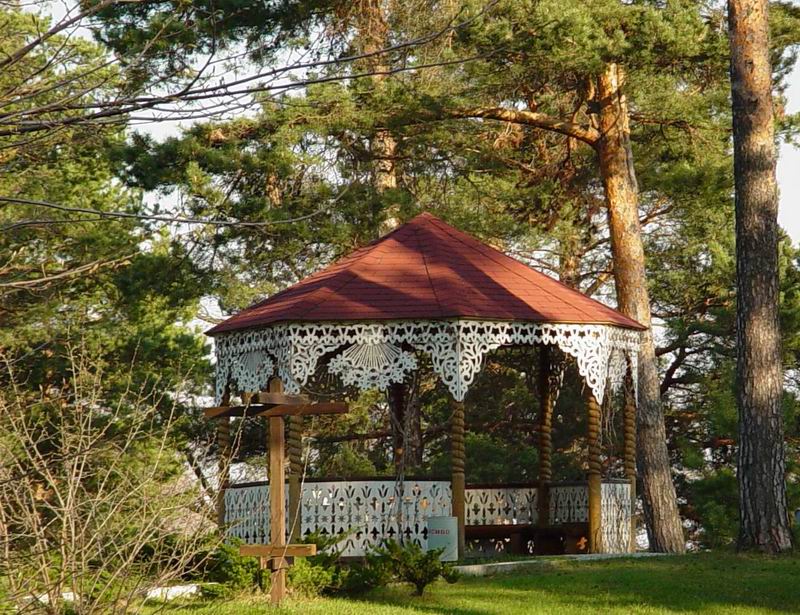 Беседка в лесу