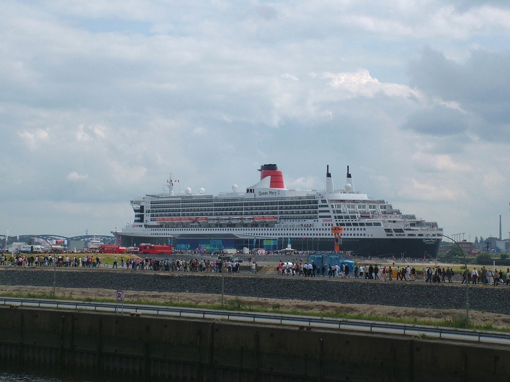 Queen Mary 2 (19/07/04 Hamburg)