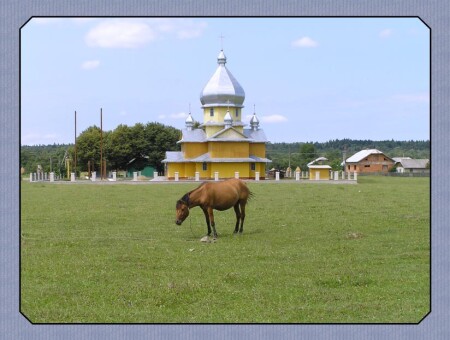 Лошадь и церковь