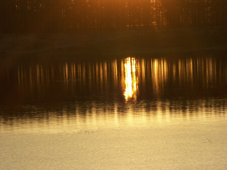 Закат у озера