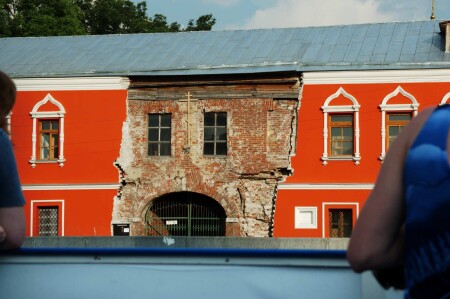 Кто так строит?