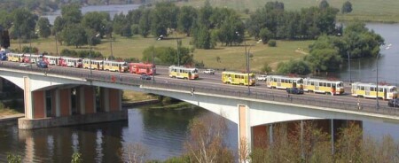 Ехали по улицам трамваи, ехали куда-то умирать