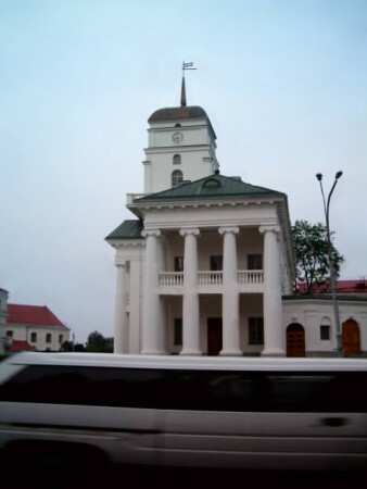 Городская ратуша и "случайный лимузин"